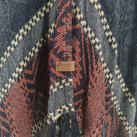 Roots | knit poncho shawl - Picture 6 of 10